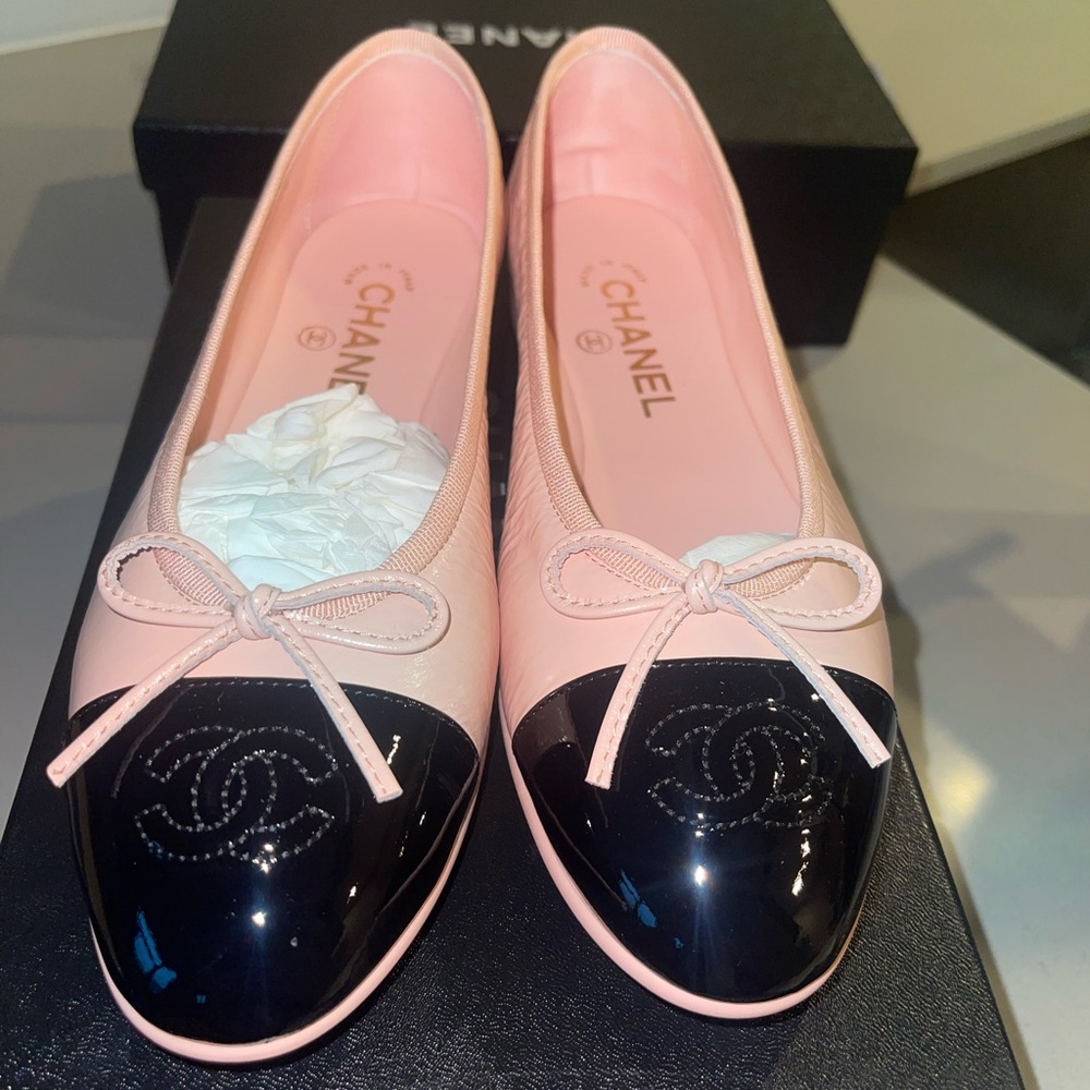 CHANEL crumbled calfskin patent cc cap toe ballerina flats light pink and black - Picture 2 of 7